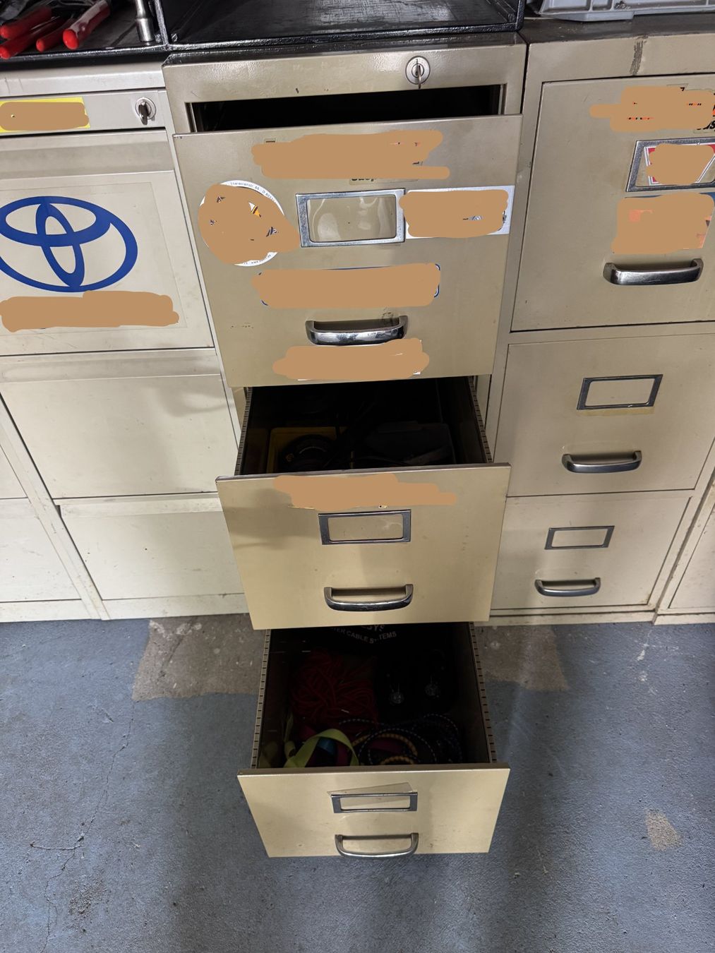 Lista Armadi: Lista Schuhbladenschrank massiv – Usato da Kappel SO venduto da Mdoli 2