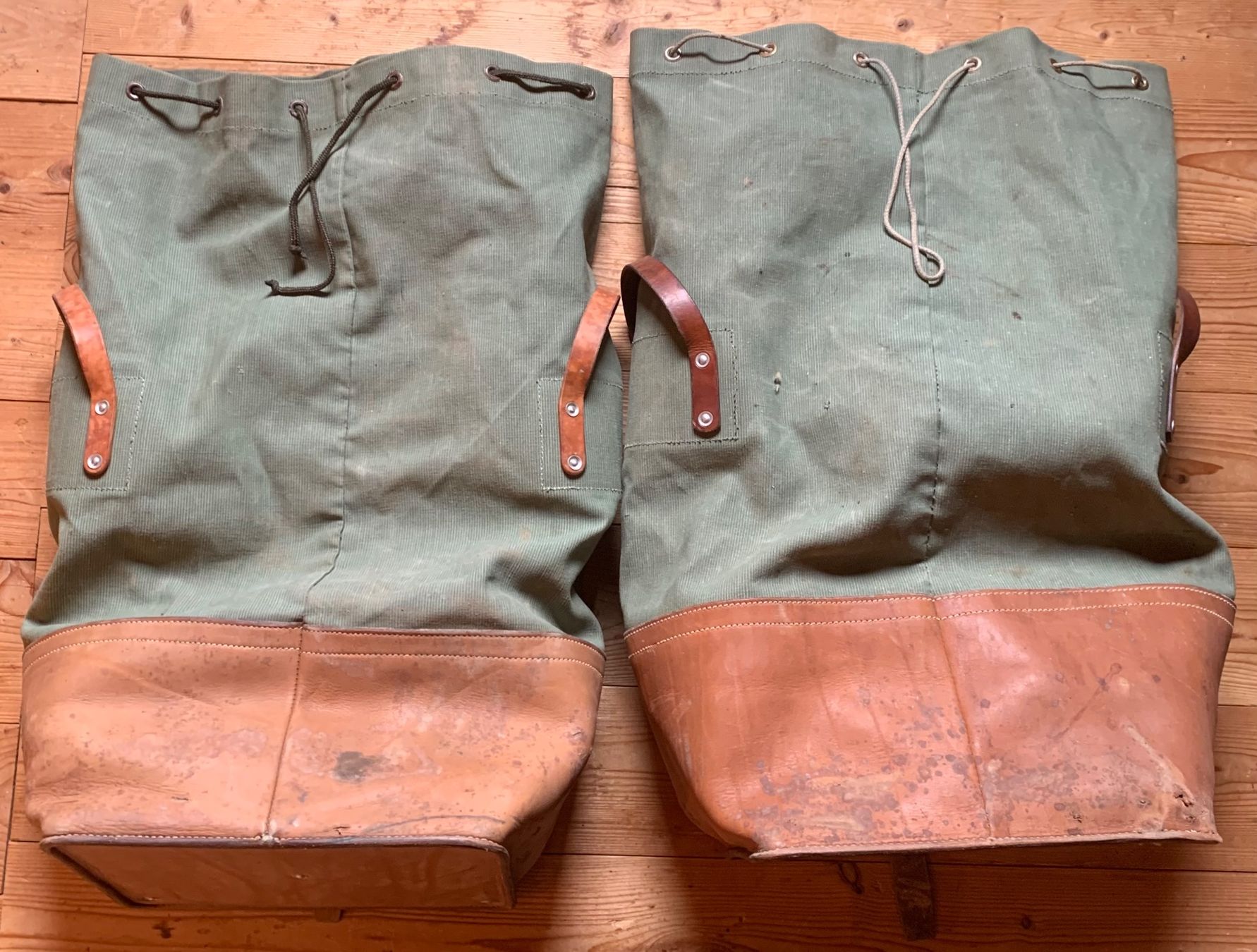 Schweizer Armee Taschen: 2 Material-/Werkzeugsäcke der CH Armee – Gebraucht aus Goldingen von Bergler012
