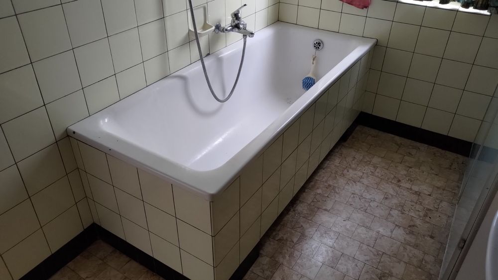 Duschvorhang Blumen-Design 180x180 Cm | Rot & Grau, Wasserdichter Polyester, Mit 12 Haken | Für Badewanne & Duschkabine