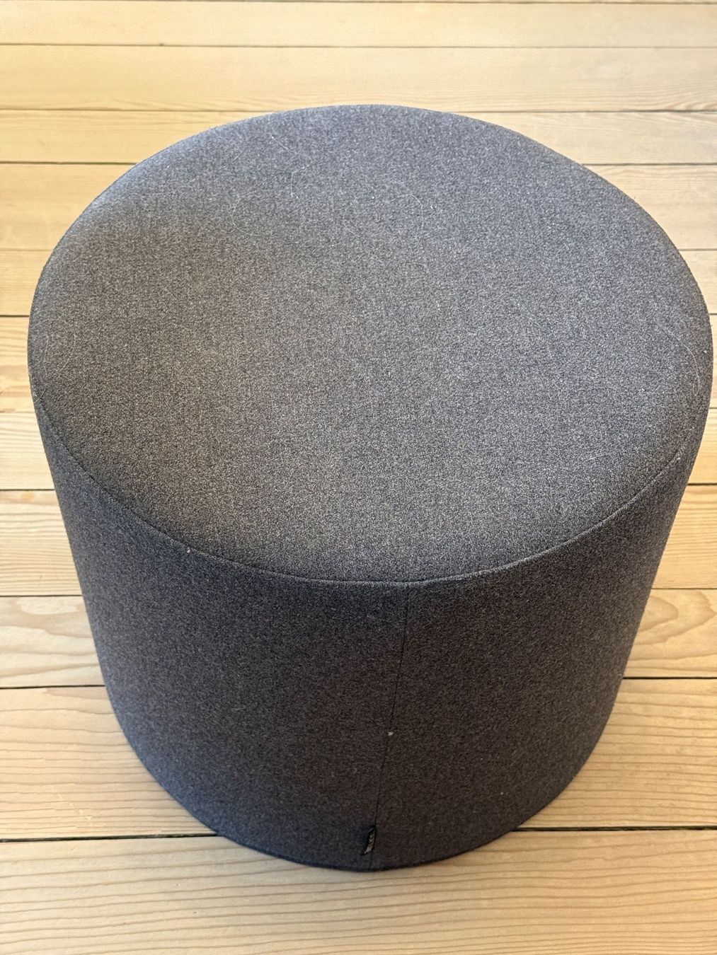 Softline Tabourets: SOFTLINE Drum Hocker, hellgrau meliert, 40x45 cm, gebraucht – D'occasion à Thalwil par Grossfami6