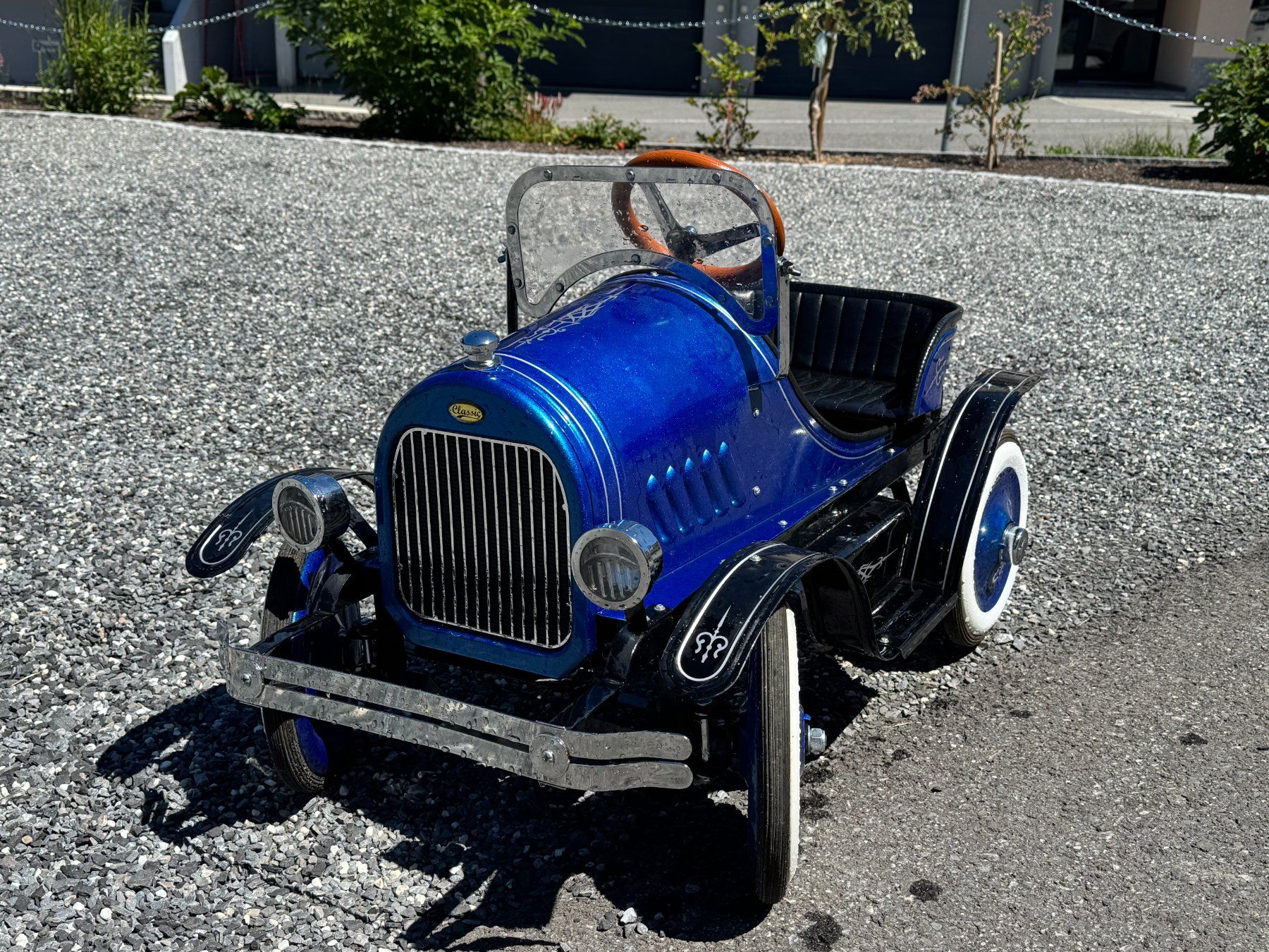 Véhicules pour enfants: Klassisches Metall-Tretauto im Oldtimer-Stil – D'occasion à Rothenthurm par records12 1