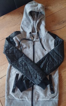 Kapuzenjacke mit Lederärmeln, Grösse XS