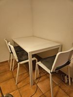 Tisch mit Stühle 
