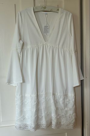 White Lace Dress, never worn, size Medium.