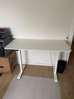 WHITE HEIGHT-ADJUSTABLE DESK (140 X 70 CM)