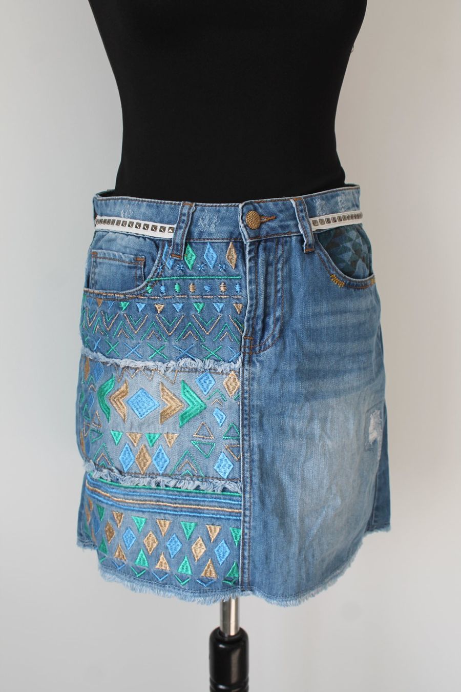 Desigual Gonne: Jupe DESIGUAL taille M (28) – Usato da Chez-le-Bart venduto da jasse