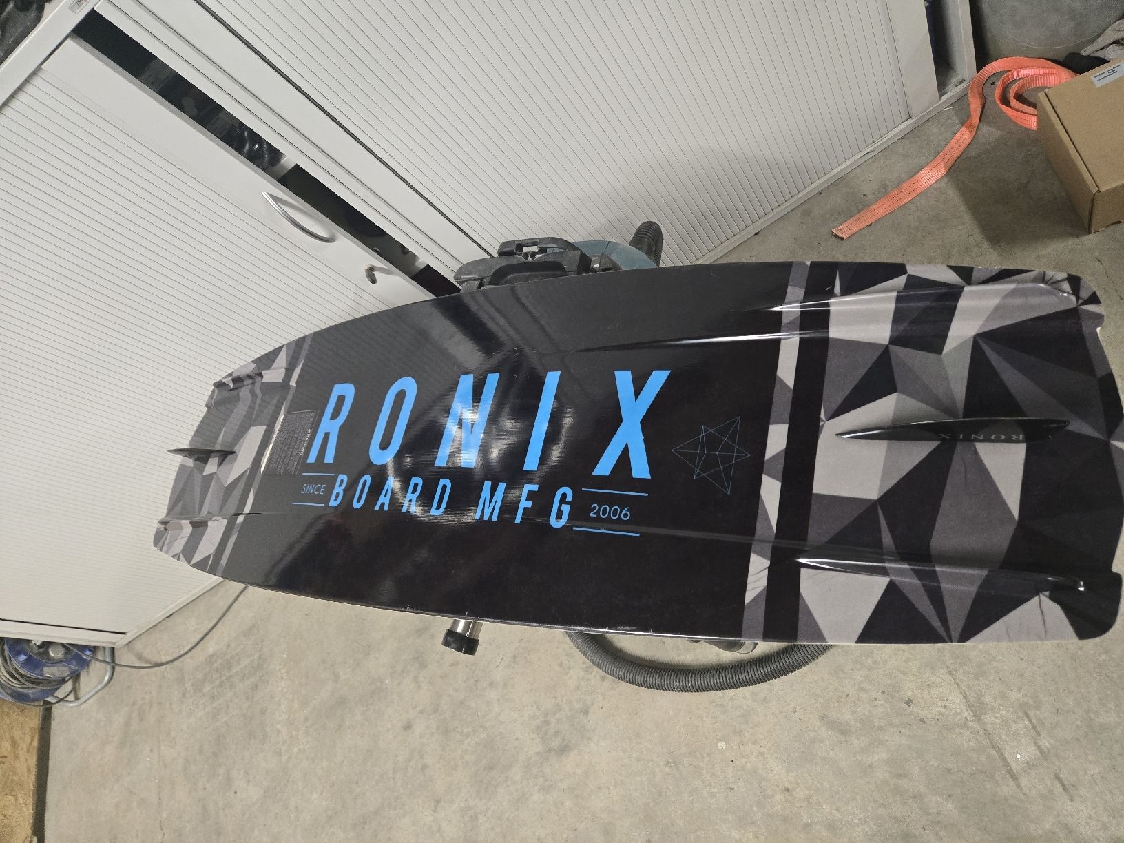 Ronix Planches de surf: Wakeboard Ronix "The One" 139 cm mit Bindung – D'occasion à Gutenburg par shinobi0072 1
