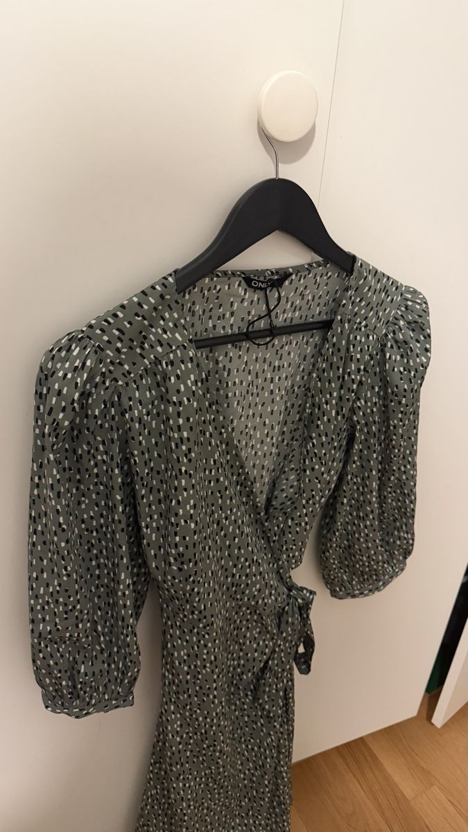 Only Kleider: Only Wickelkleid – Gebraucht aus Zürich von futbolstar 2