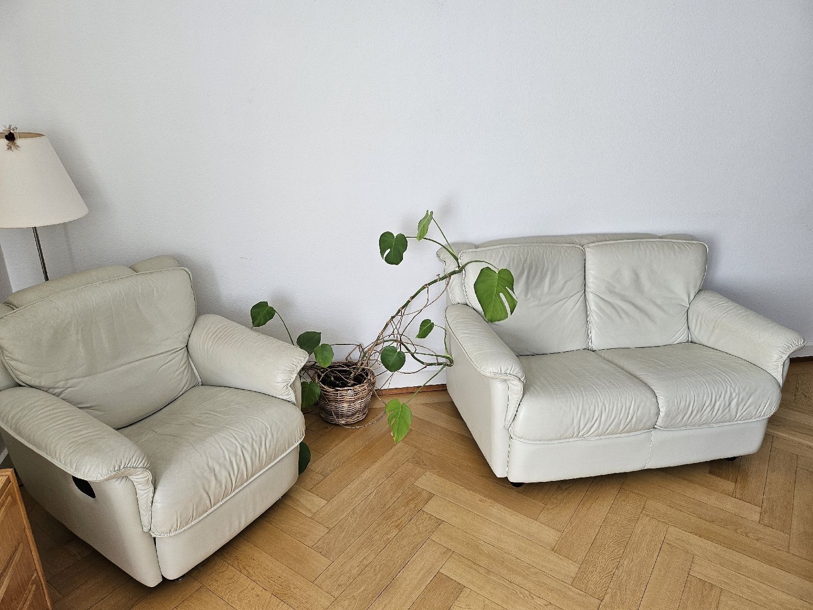 Divani: Ledersofa 2-Sitzer mit Sessel weiss gebraucht – Usato da Zürich venduto da man_v85s