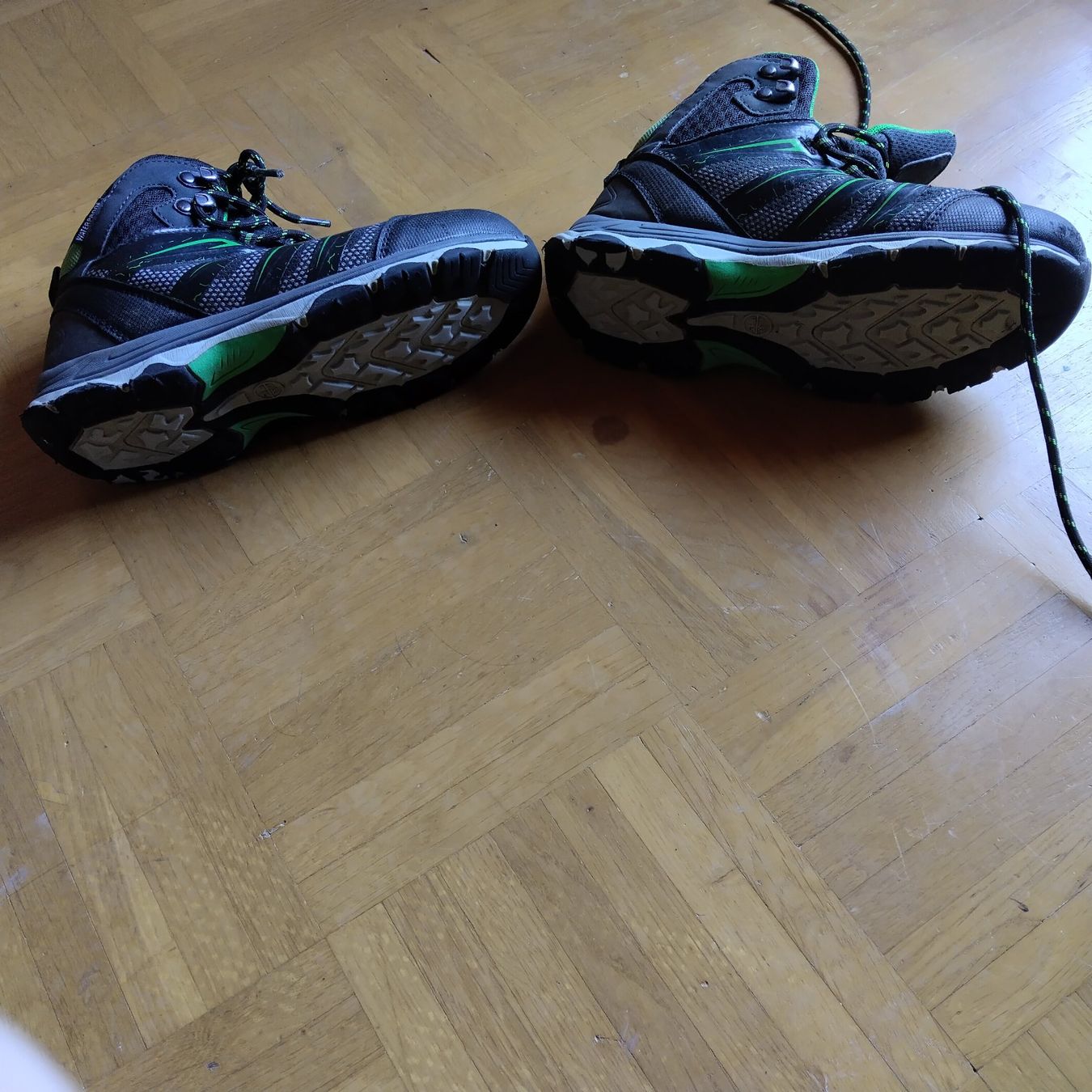 Scarpe da uomo: Wanderschuhe Kinder Crivit schwarz grün 33 – Usato da Oberdorf NW venduto da niederj 1