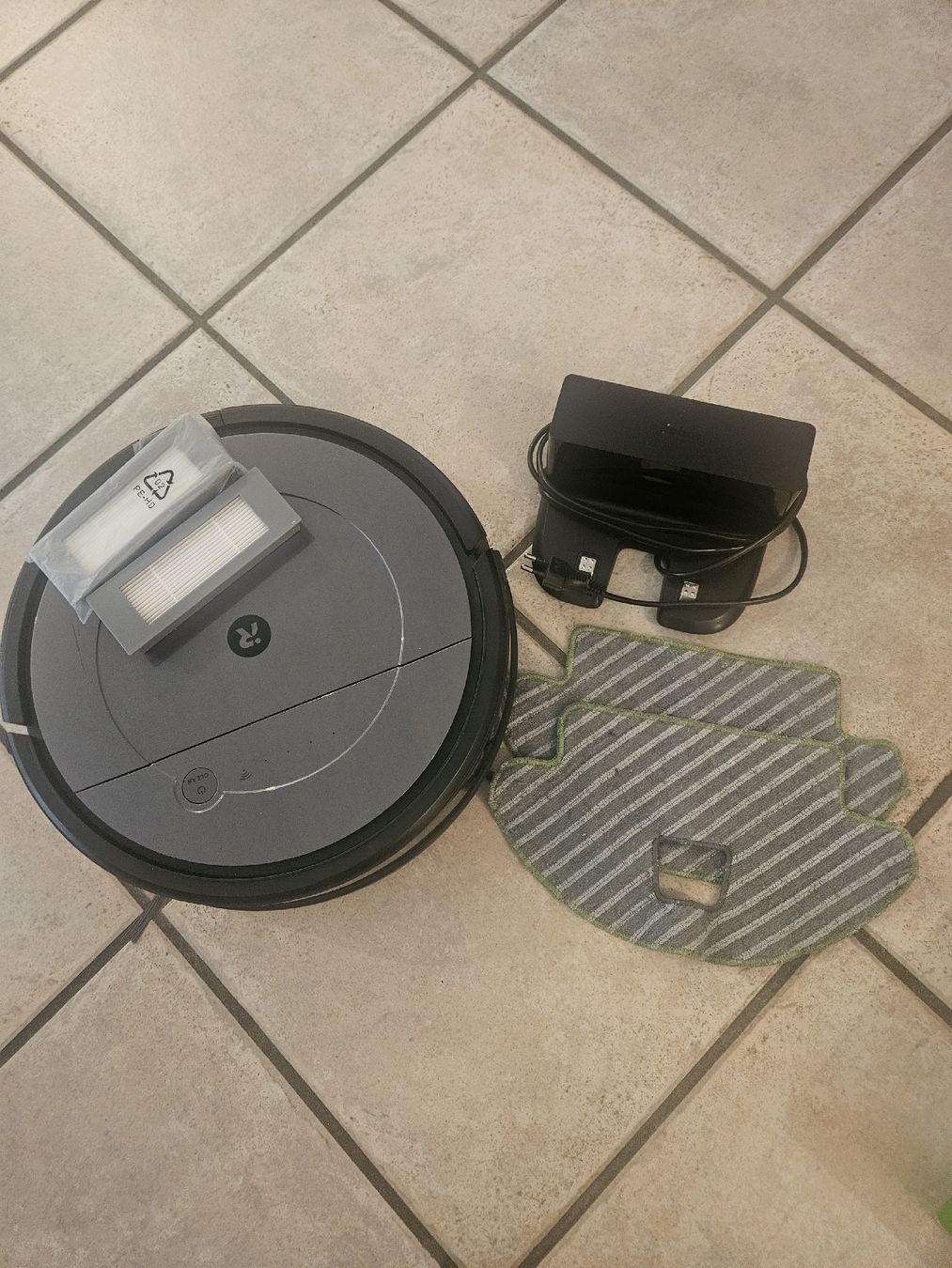 Irobot Aspirapolveri & Accessori: iRobot Roomba Combo R1 (Robot Vacuum & Mop) – Usato da Courroux venduto da Cdt 1