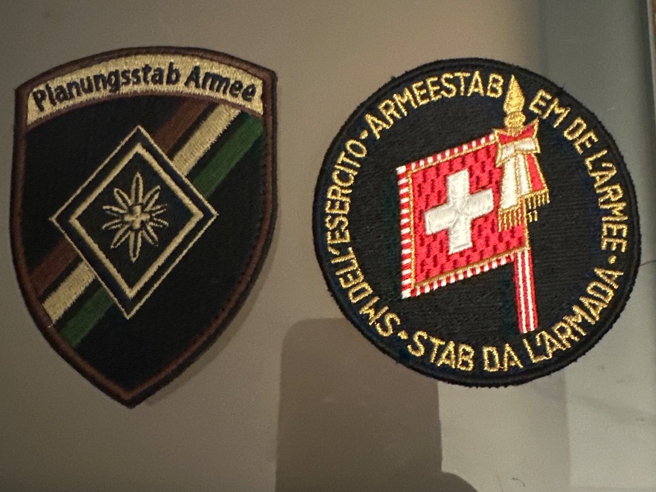 Schweizer Armee Placchette & Badge: Armeestab – Usato da Morbio Inferiore venduto da Ecod