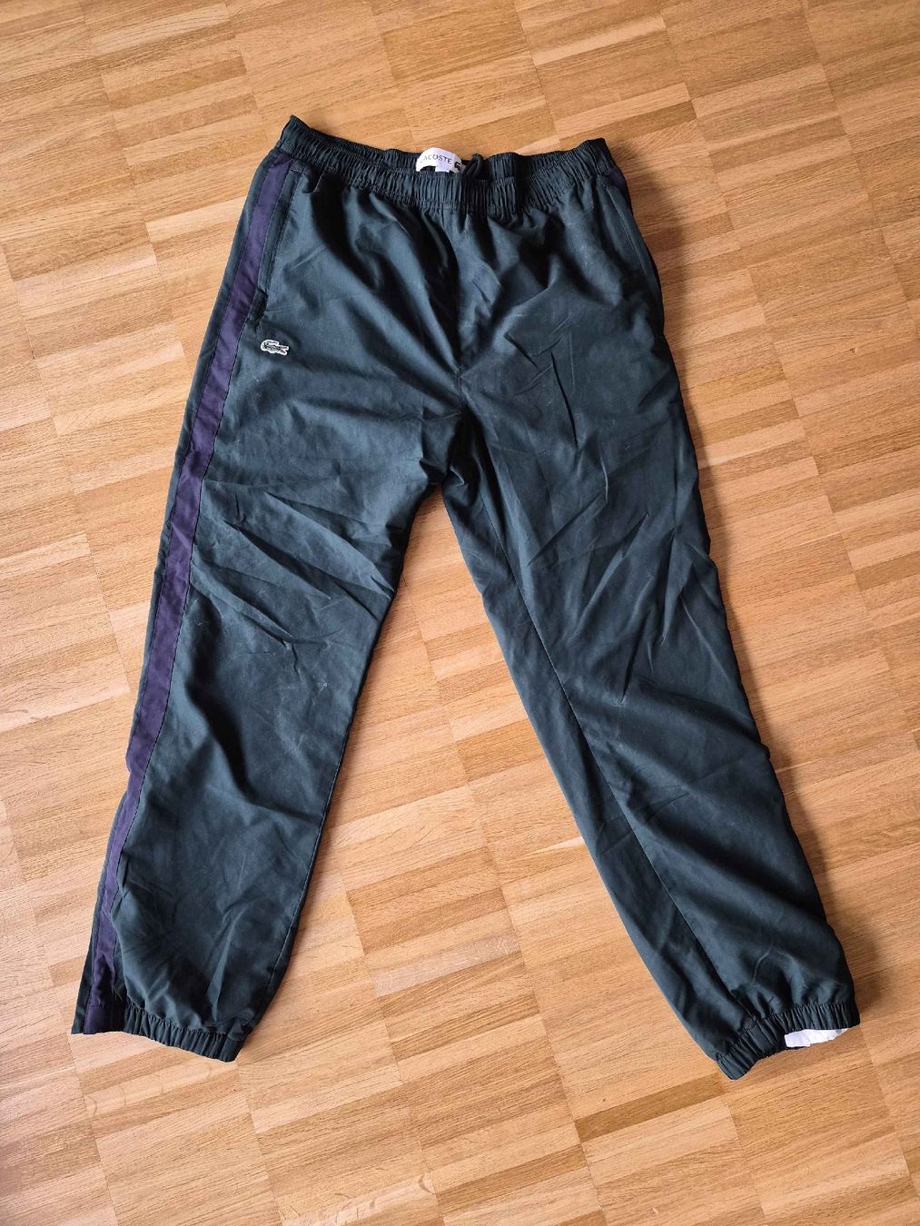 Lacoste Pantalons: Pantalon Lacoste vert taille M / L – D'occasion à Lausanne par FMDW
