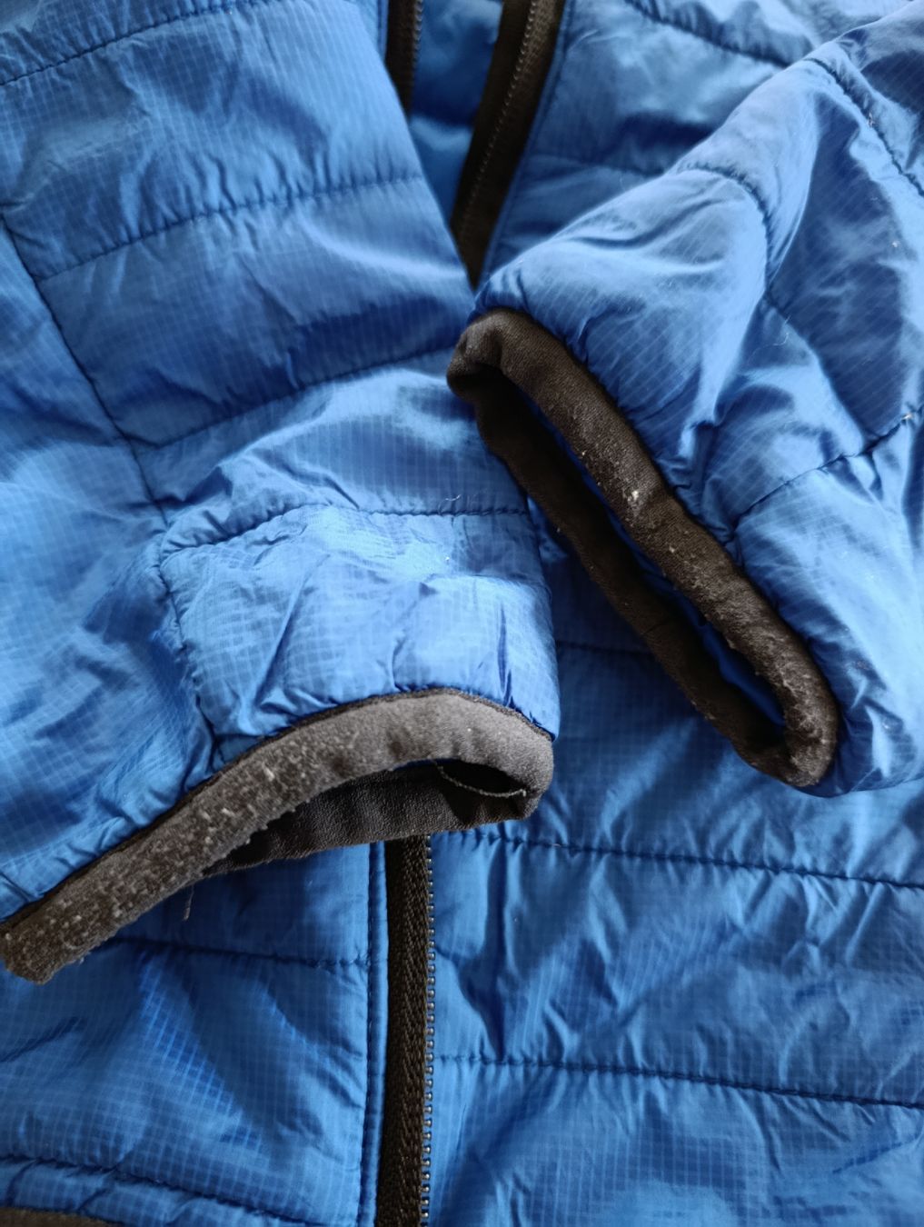 Lotti di vestiti: LOT 2 PULLS + VESTE DOUDOUNE 6-7ANS – Usato da Sierre venduto da shirley04 7