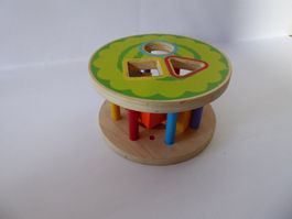 Farbenfrohe Sortierrolle mit Holzklötzen