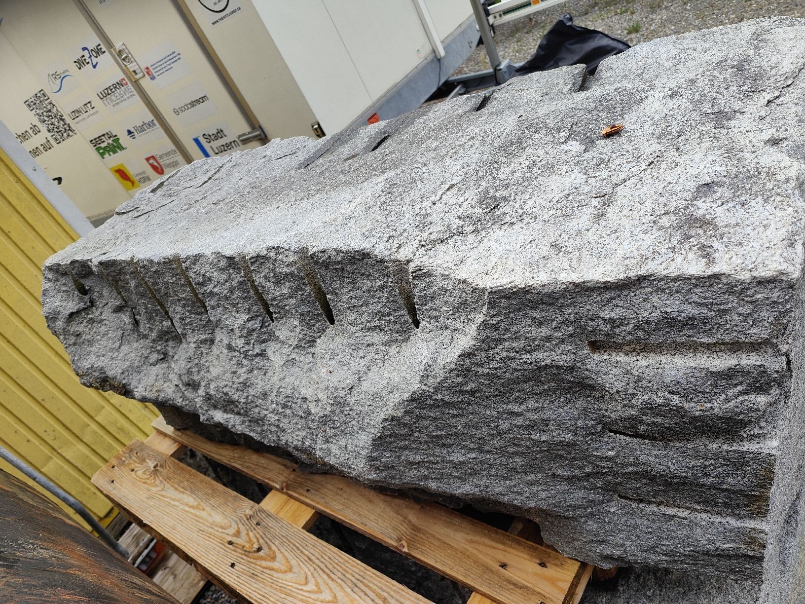 Steine & Dachziegeln: Granit Block 55x50x155cm – Gebraucht aus Aesch LU von Cubic 1