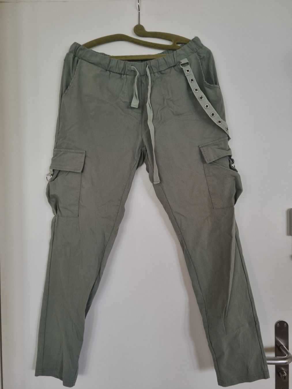 Pantaloni: Baumwolle Stoffhose Cargo kahki L 42 44 – Usato da Beckenried venduto da lou_two
