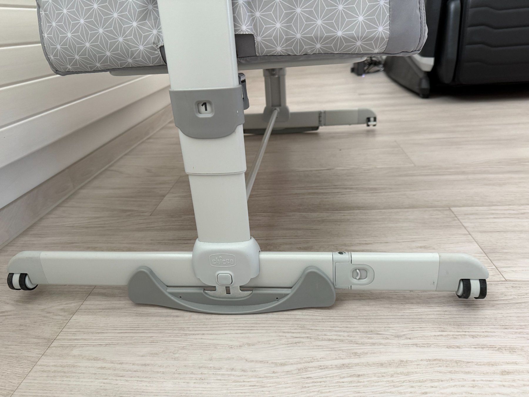 Chicco Letti: Chicco Next2Me Bedside Crib – Grey – Usato da Kilchberg ZH venduto da luj_6zm9 3