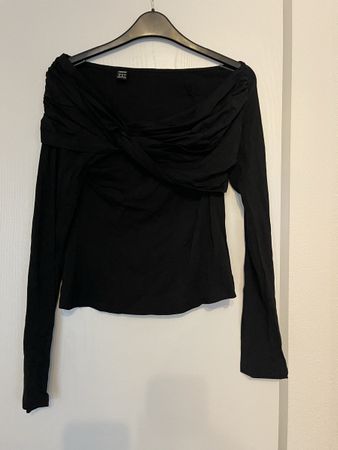 Schickes, schwarzes Langarmshirt Grösse M