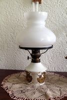 Petrollampe mit goldenen  Motiven