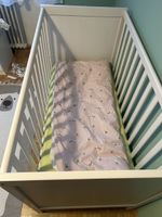 Weisses Babybett inkl. Matratze