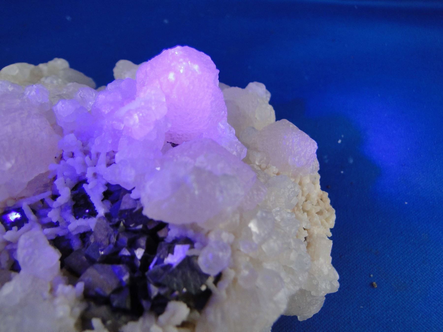 Minerali & Pietre curative: Arsenopyrit mit Calcit (UV-Pink) – Usato da Schinznach Bad venduto da Demerald 7