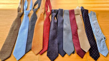 12 cravates de marque (Bulgari, CK...). Prix à discuter.