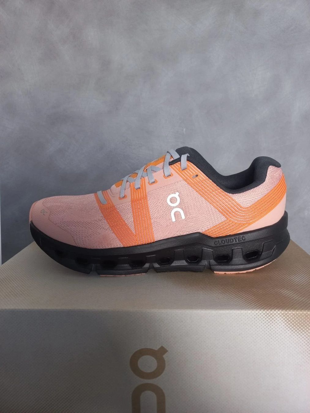 On Scarpe da donna: On Cloudgo Rose/Magnet Pointure 40.5 – Nuovo e nell'imballaggio originale da Collonges-sous-Salève venduto da MERLE385