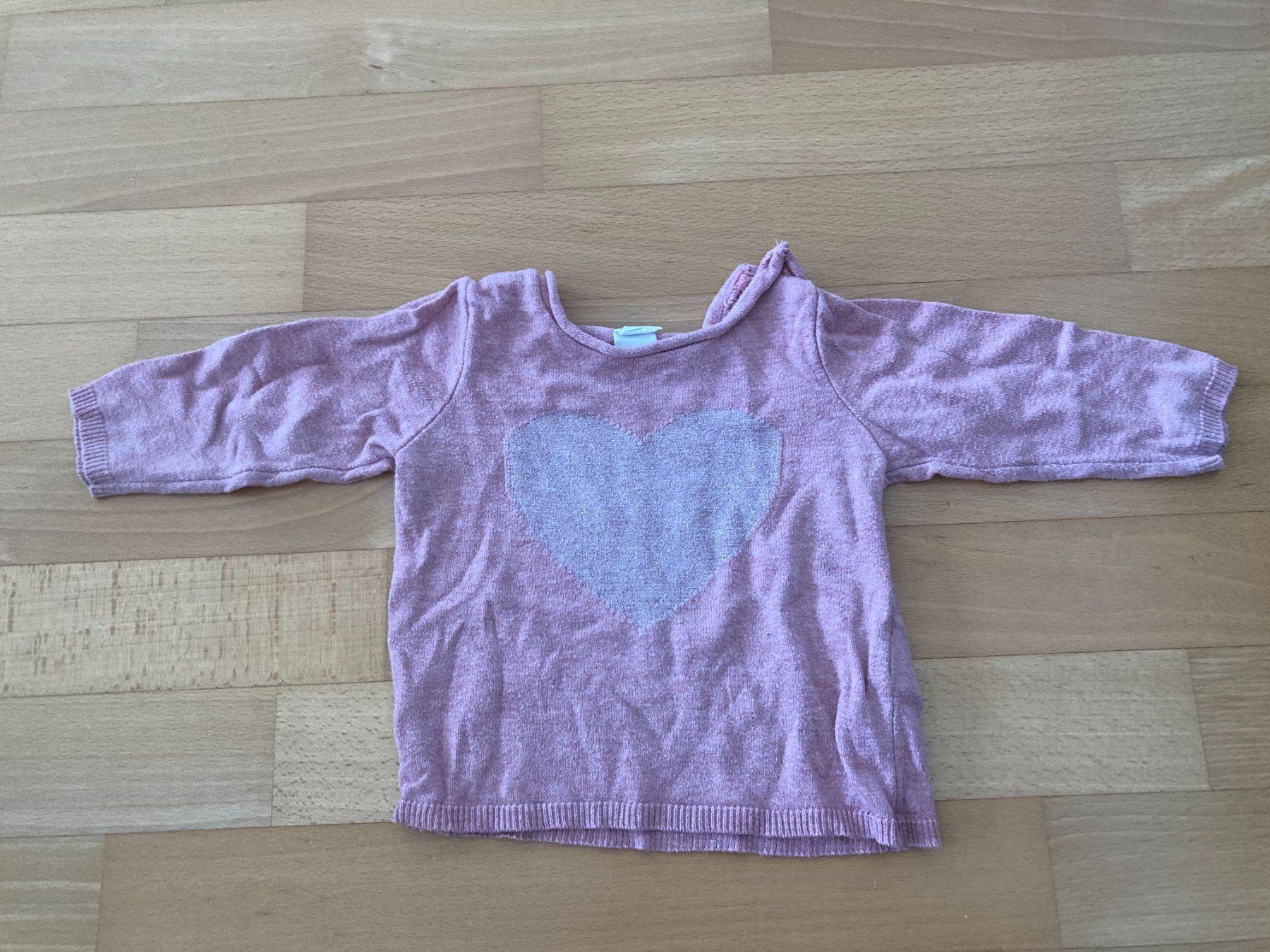 H&M Maglioni & Felpe: Pullover mit Herz-Motiv "H&M" – Usato da Muttenz venduto da Juvenile33