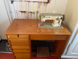 Alte Bernina-Nähmaschine versenkbar