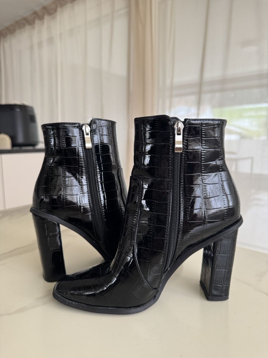 Scarpe da donna: Schwarze Stiefeletten mit Kroko-Optik - Grösse 37 – Usato da Rickenbach LU venduto da Steffischuepfer