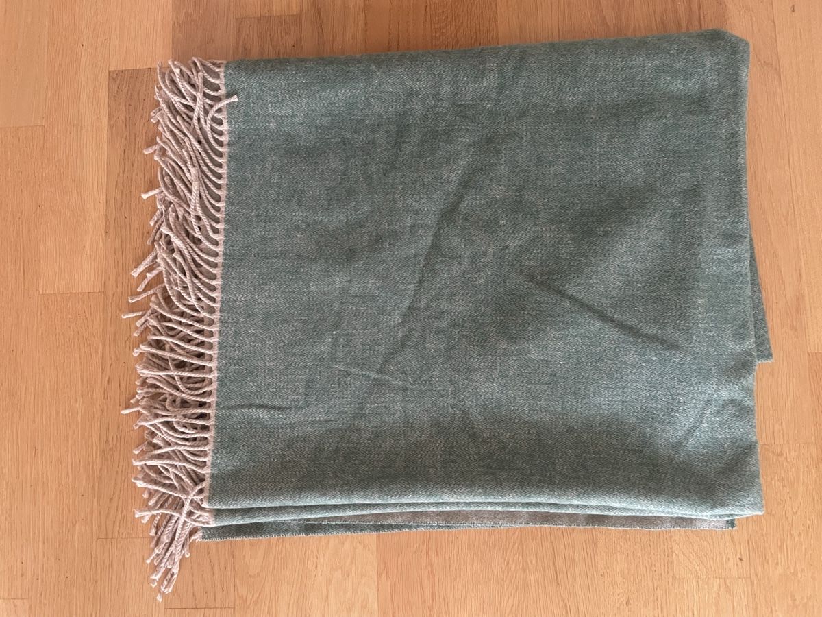 Foulard & Sciarpe: Reversible scarf/cape – Nuovo (secondo la descrizione) da zürich venduto da Ildiavolovesteprada