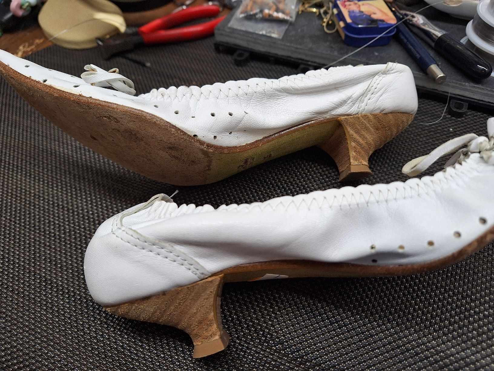 Scarpe da donna: Weisse Lederballerinas mit Absatz – Usato da Rheinfelden venduto da Cleopatra2000 1