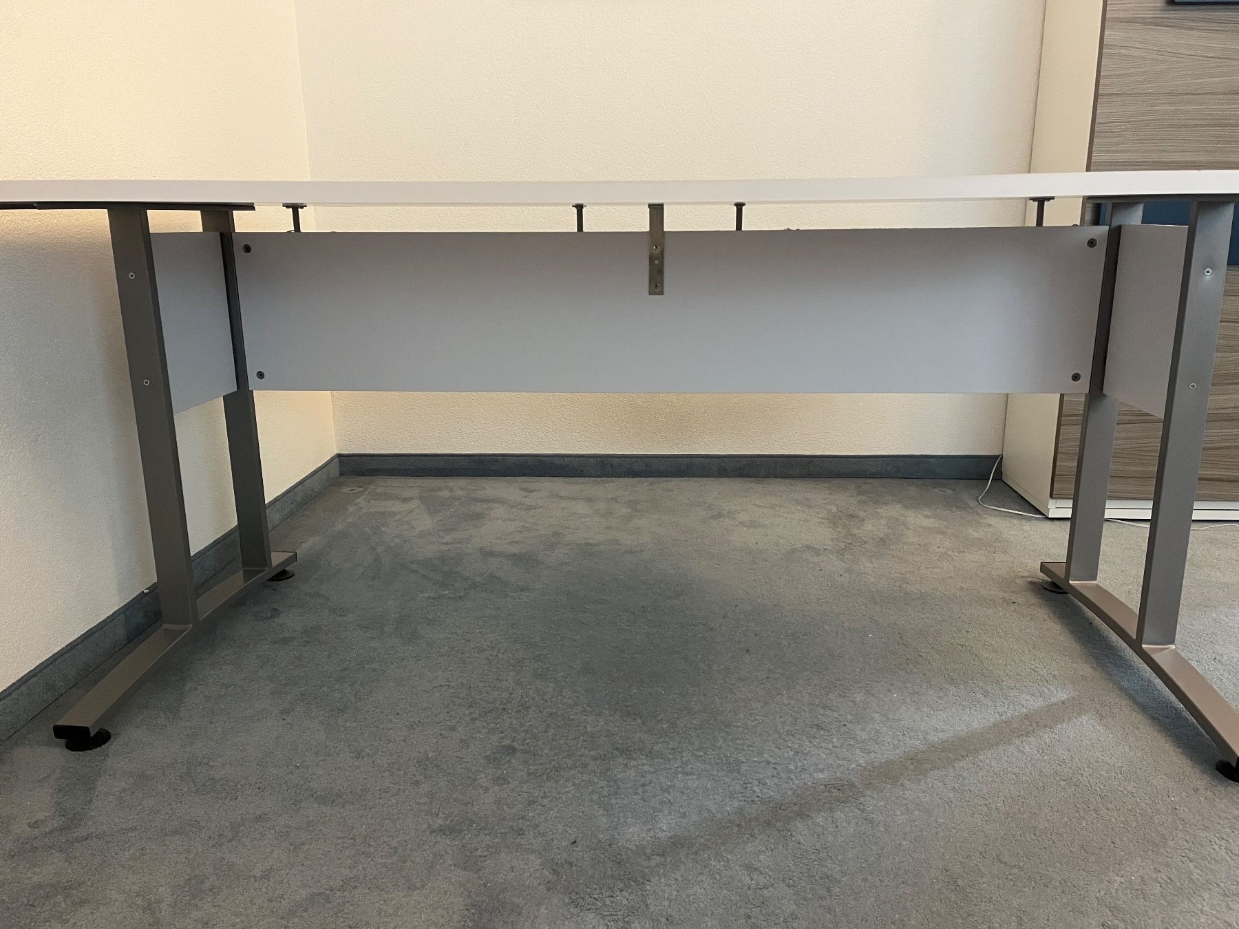 Scrivanie: Bürotisch weiss mit Kabelkanal – Usato da Kaltbrunn venduto da tho_x6l5 2