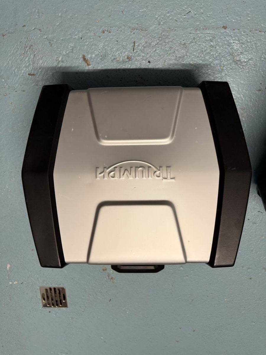 Triumph Topcase: Triumph Tiger Topcase und Seitenkoffer, Original – Usato da Deitingen venduto da 1708 1