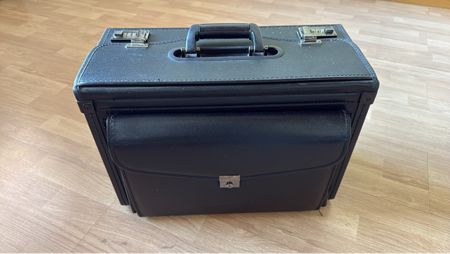 Eleganter Vintage Pilotenkoffer mit Zahlenschloss