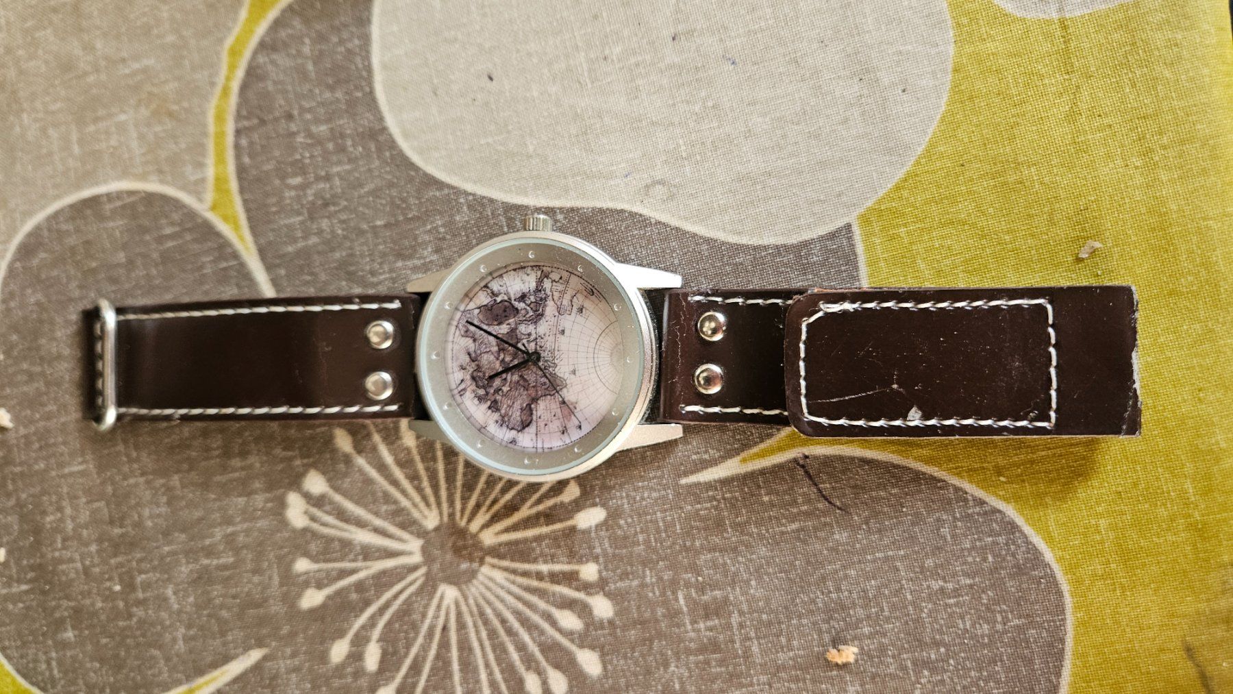 Orologi: Armbanduhr mit Weltkartenzifferblat – Usato da Feldbrunnen venduto da Kolosseum111