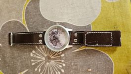 Armbanduhr mit Weltkartenzifferblat