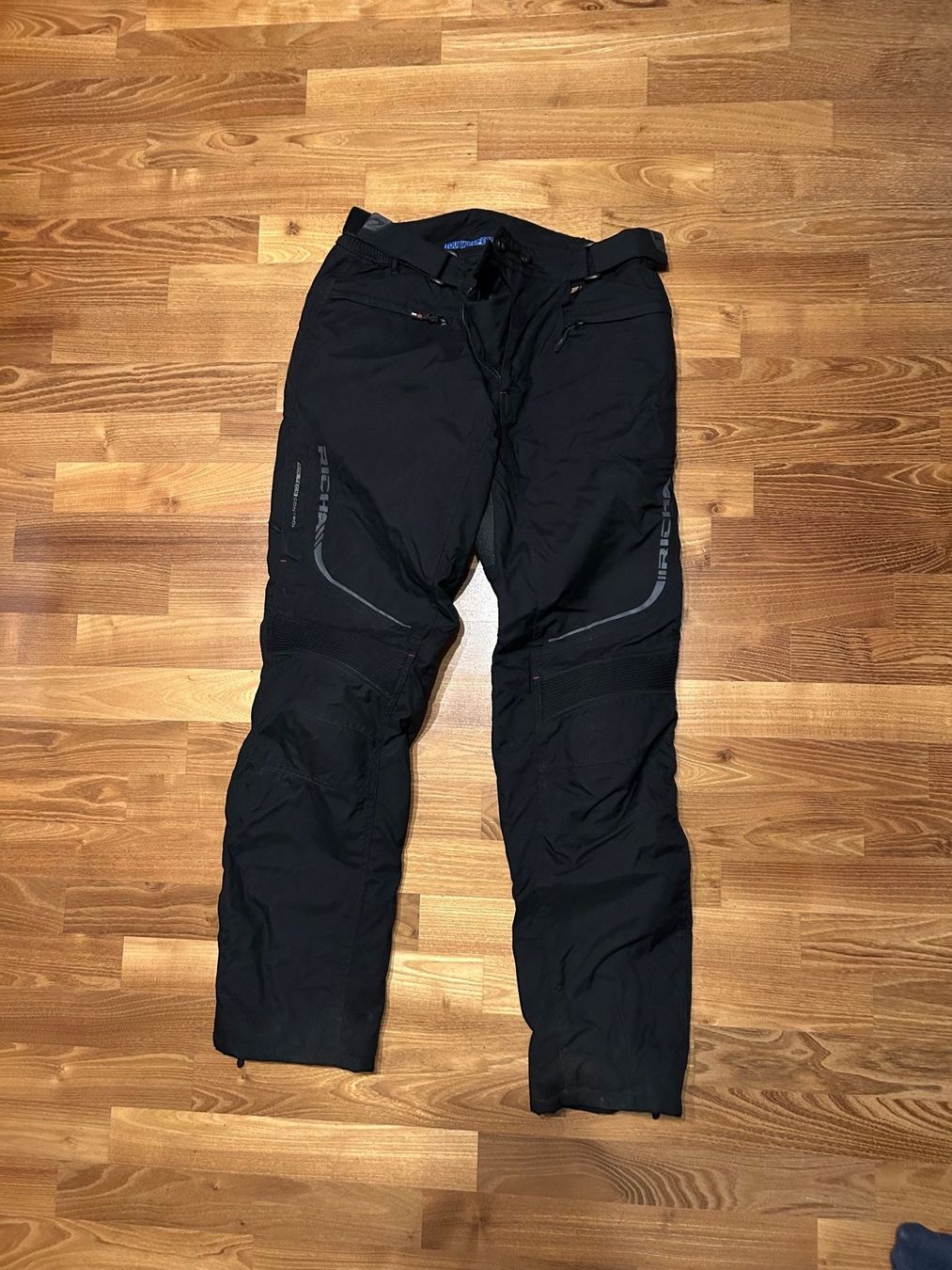 Hosen: Pantalon de moto RICHA 2XL – Gebraucht aus La Tour-de-Trême von mat_qjz8