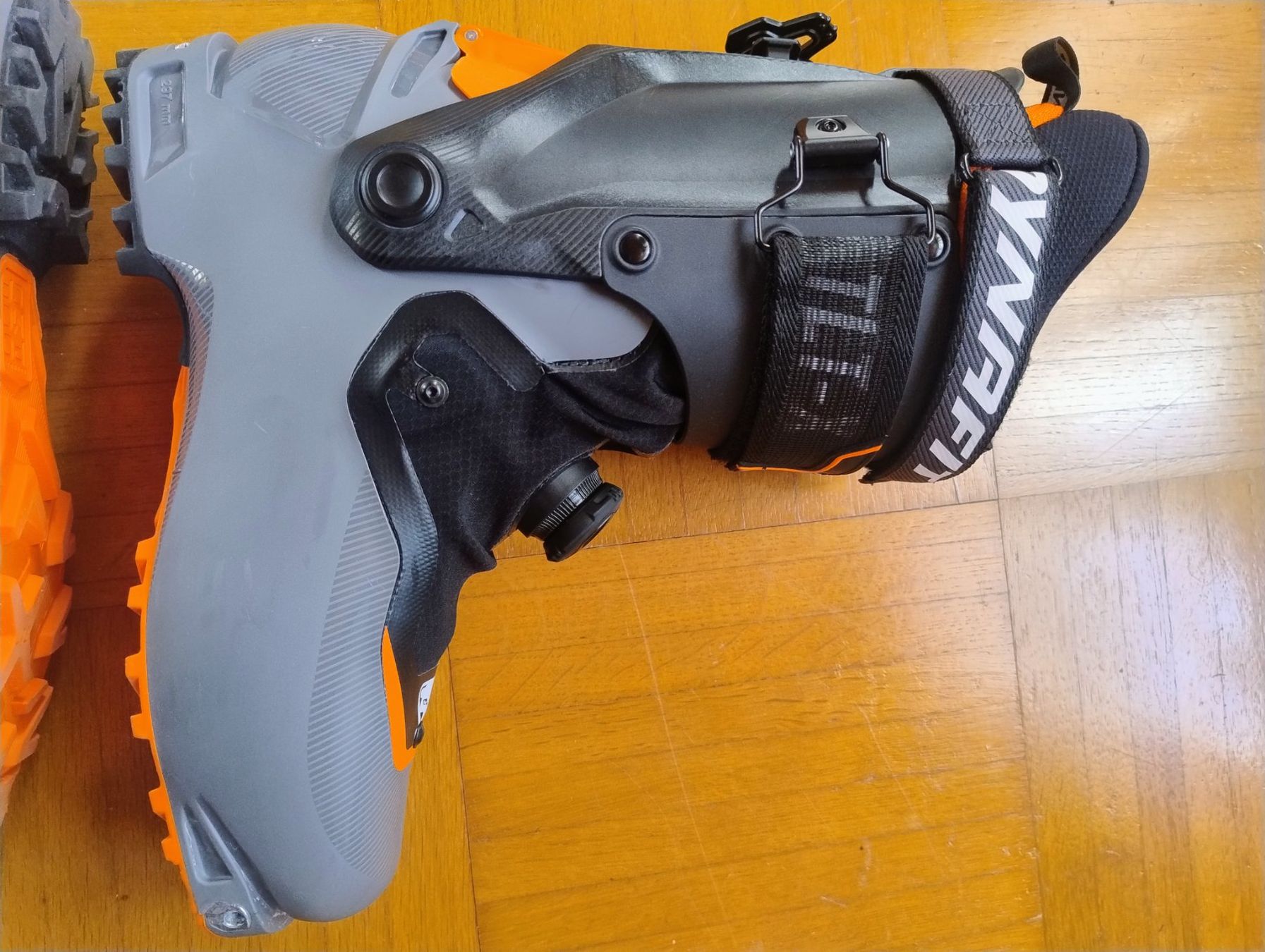 Dynafit Scarpe da uomo: Dynafit TLT X PU, 27.5, magnet/fluo orange – Nuovo (secondo la descrizione) da La Sarraz venduto da petit_chammossaire 1
