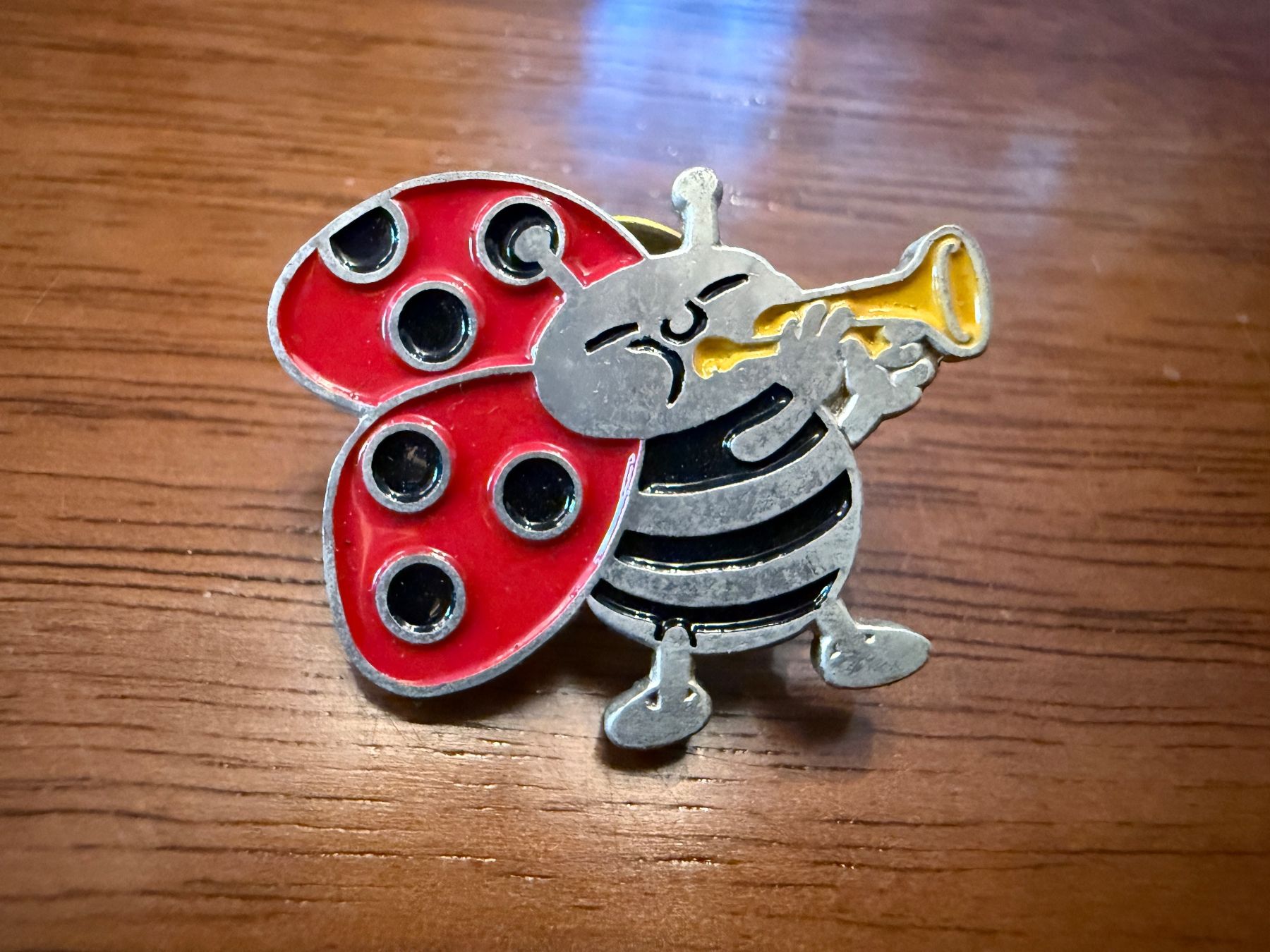 Placchette & Badge: Anstecknadel Marienkäfer mit Trompete  gebraucht – Usato da Erstfeld venduto da Mario_boe0