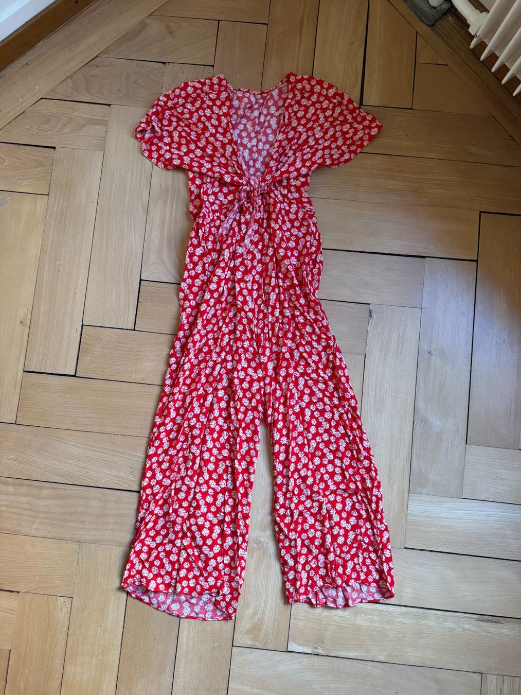 Tute: ENVII - Jumpsuit rot-weiss geblümt S – Usato da Zürich venduto da Diazaio