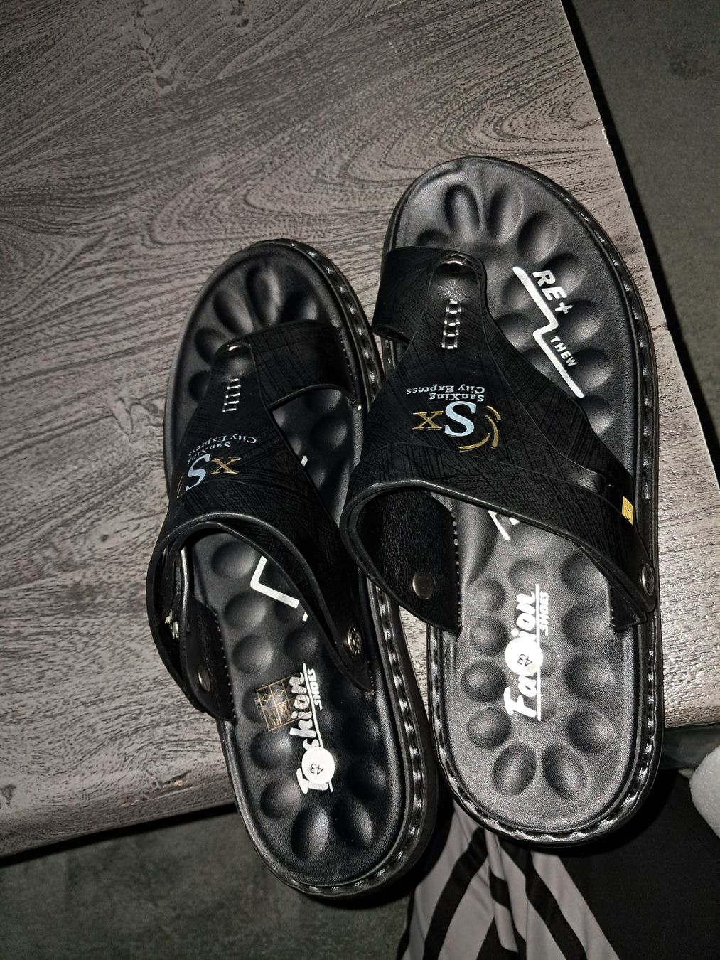 Chaussures hommes: Sandalen schwarz Grösse 43 neu – Neuf avec emballage d'origine à Bassersdorf par kid_fm98