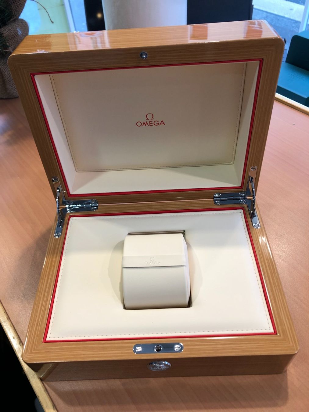 Omega Uhrenboxen: Original Omaga Box Holz – Neu und originalverpackt aus zürich von Michelbourquin