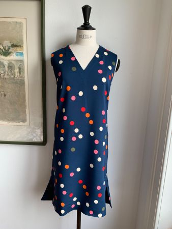 AKRIS punto: Neues bunt gepunktetes blaues Kleid, 40