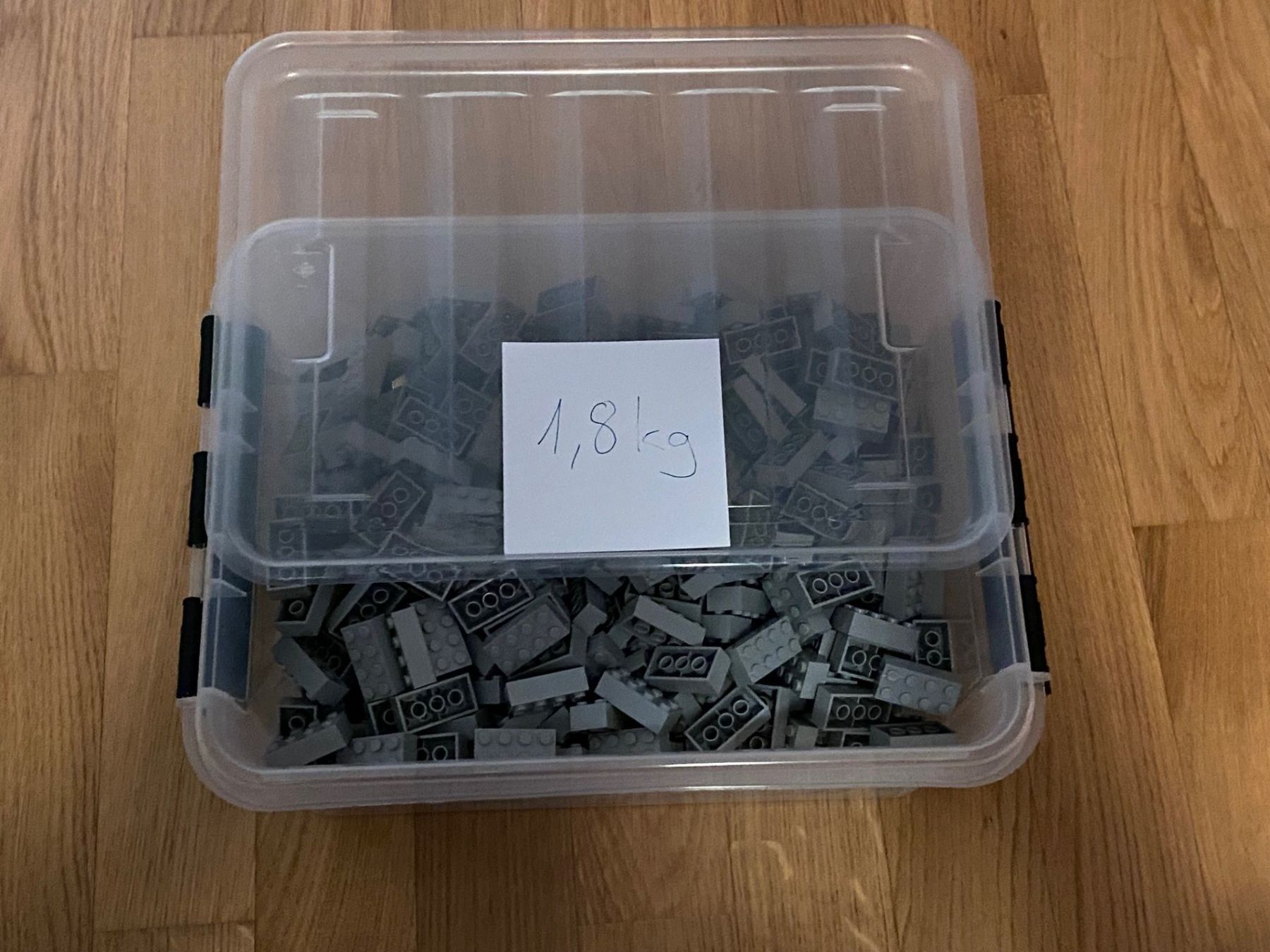 Lego Kit di costruzioni: Lego Steinebox mit 1,8kg Dunkelgrau 2x4 – Usato da Ennetmoos venduto da Zenvo