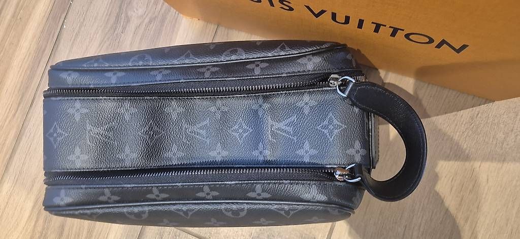 Louis Vuitton Custodie per cosmetici: Louis Vuitton Dopp Kit M46354 – Usato da Lupsingen venduto da ema_fh7c 4
