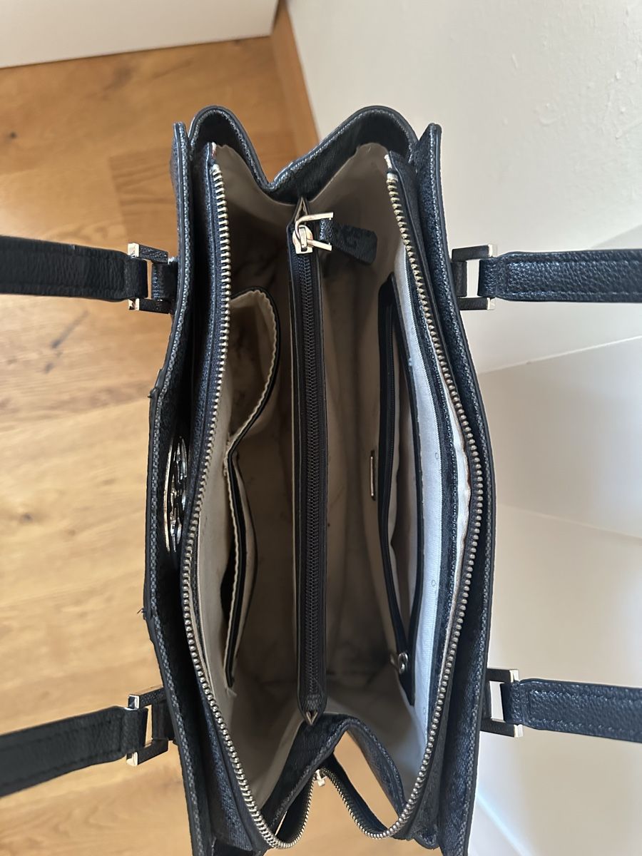 Guess Borse da donna: Guess Handtasche schwarz Logomuster – Usato da Chur venduto da ang_qft7 2