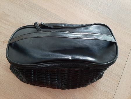Tasche schwarz mit Tragriemen, ca. 28 cm x 12 cm, Höhe ca.13