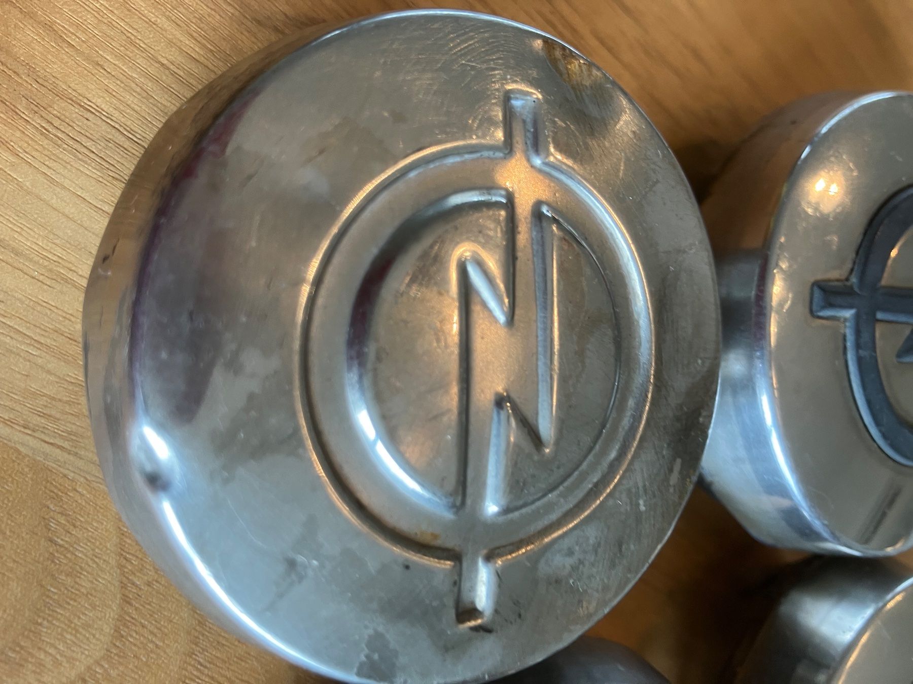 Opel Tutti pezzi di ricambio auto: Opel Radkappen Oldtimer, 4 Stk., Zustand gut – Usato da Dintikon venduto da 51r_5mdz 5